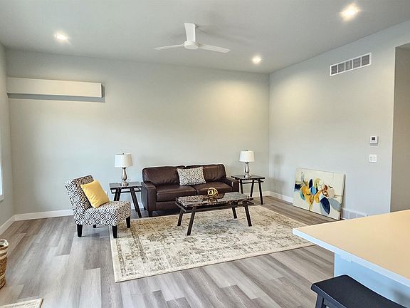 3rd image of 410 Cityview Blvd
