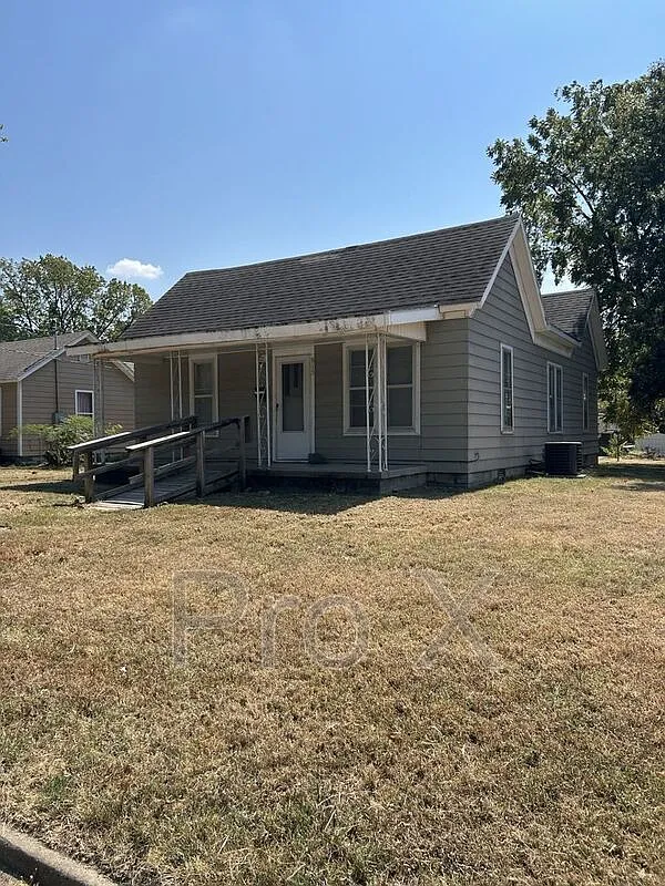 3 bed, 1.0 bath, $1,000 — Photo 1