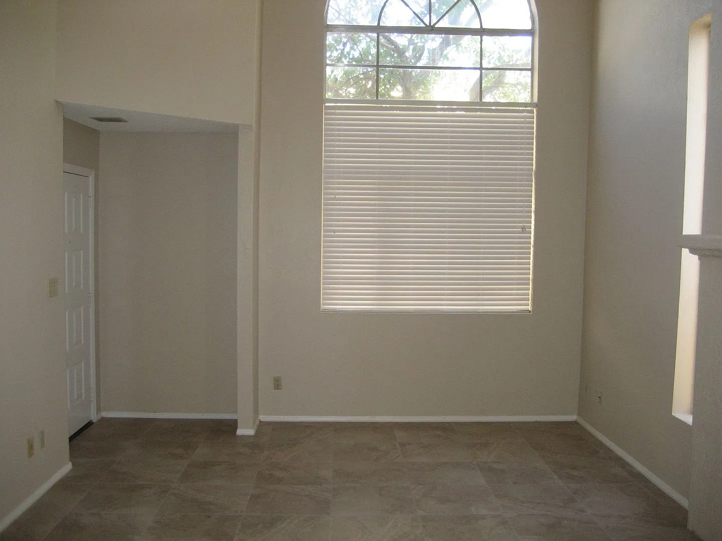 10913 E Hope Dr — Photo 3