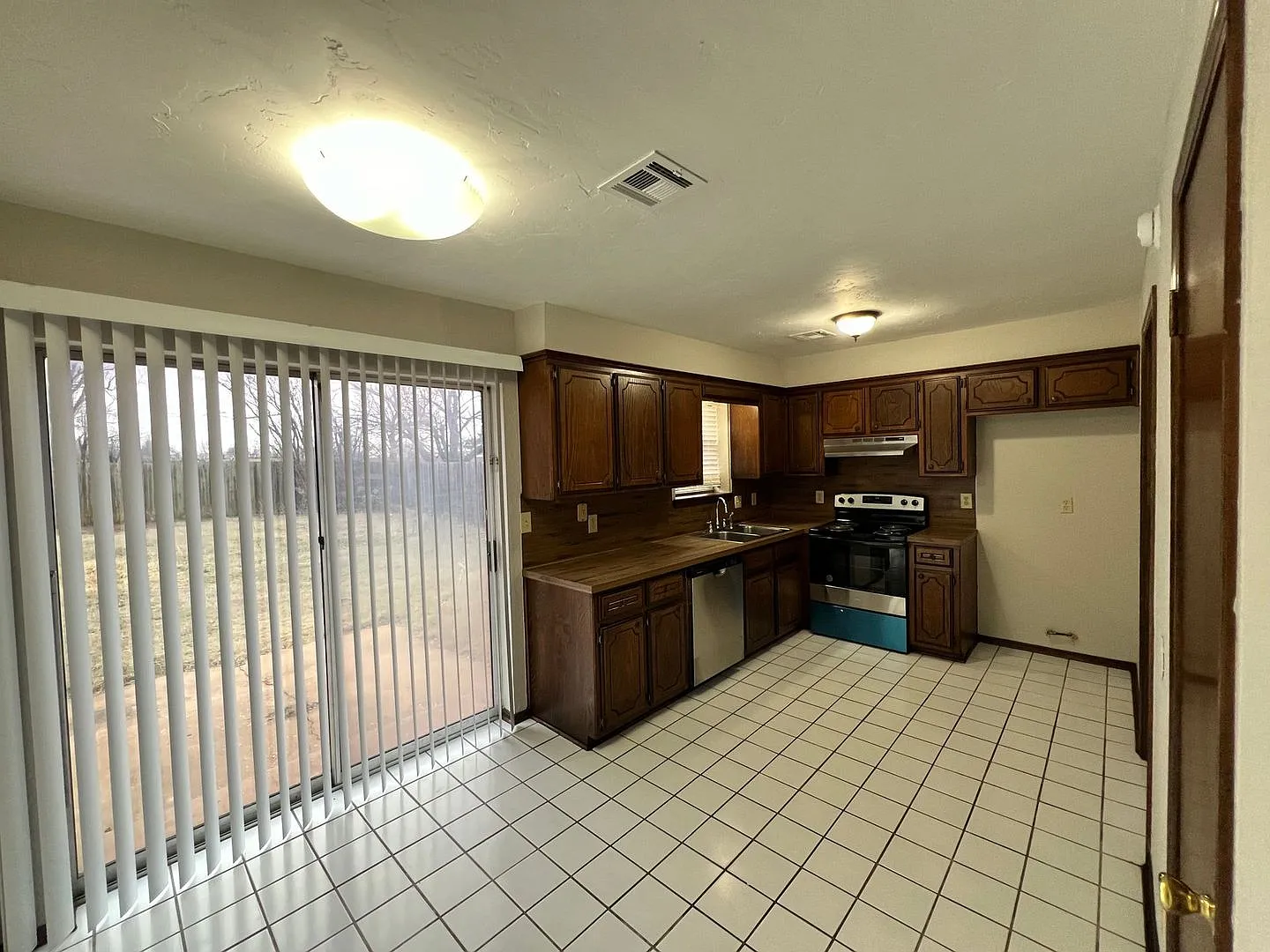Charming 3 Bedroom Home in Mustang School District — Photo 4