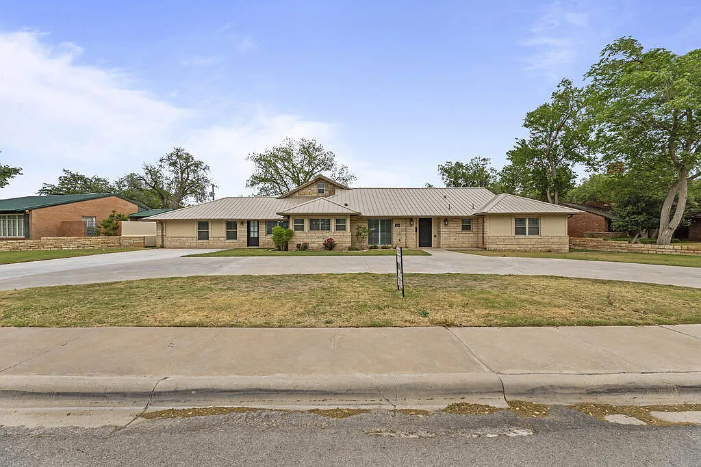 4 bed, 2.5 bath, 2881 sqft, $4,500 — Photo 1