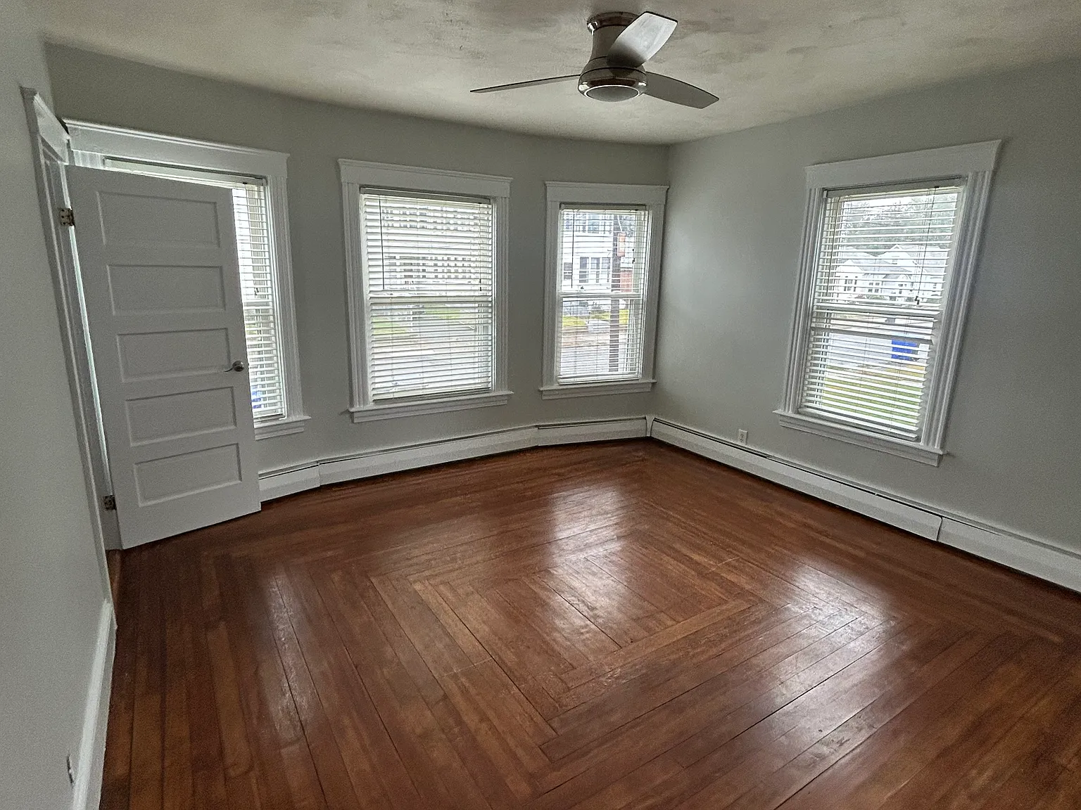 3 bed, 1110 sqft, $2,200 — Photo 4