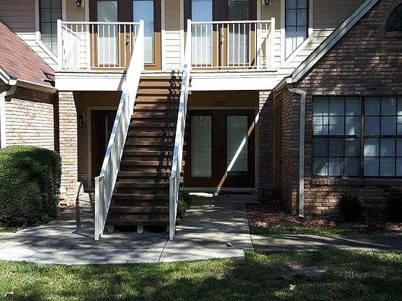 Exterior view, upstairs unit 1323
