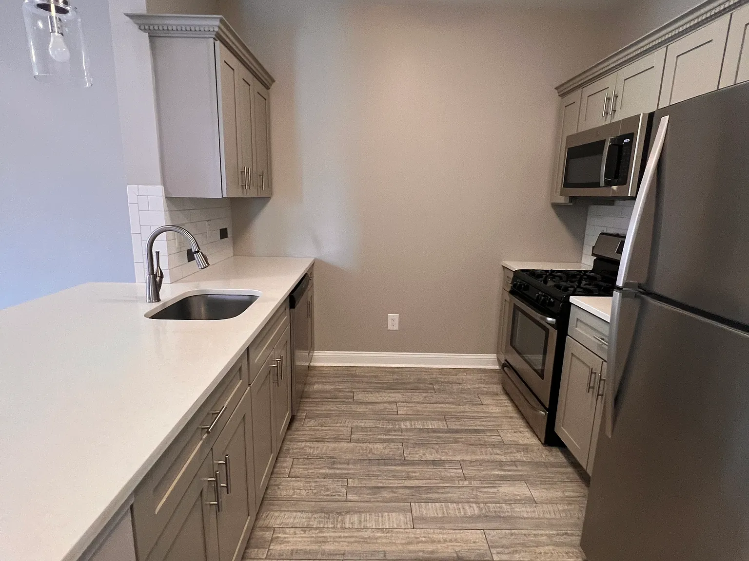 2 bed, 900 sqft, $2,350 — Photo 2