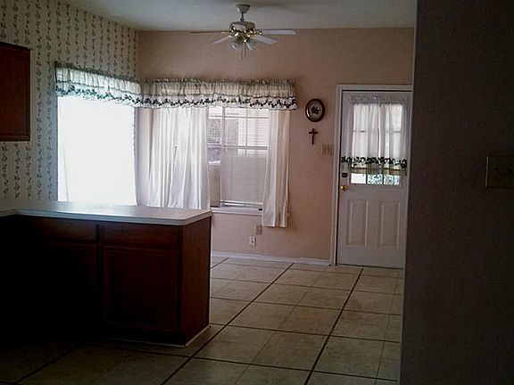 KItchen into brkfast area.