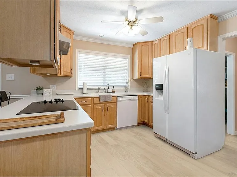 223 Robin Hood Dr — Photo 3