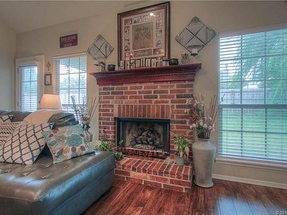 Gas log fireplace