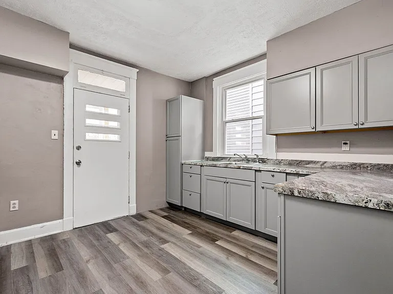 1108 Main St — Photo 13
