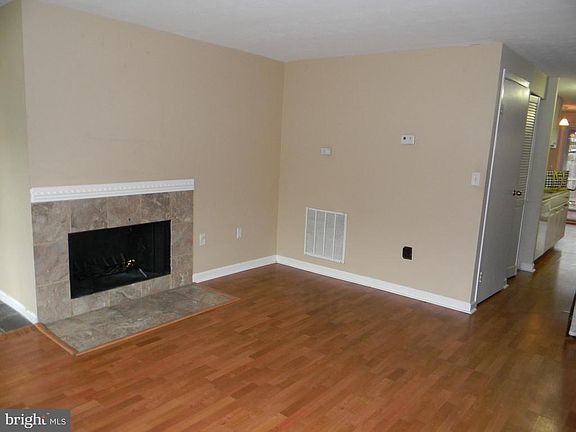 3rd image of 1358 Jamestown Dr