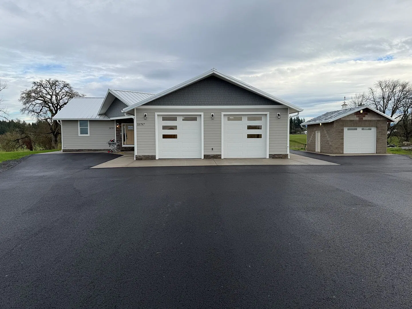 3 bedroom 2 bath custom home — Photo 1