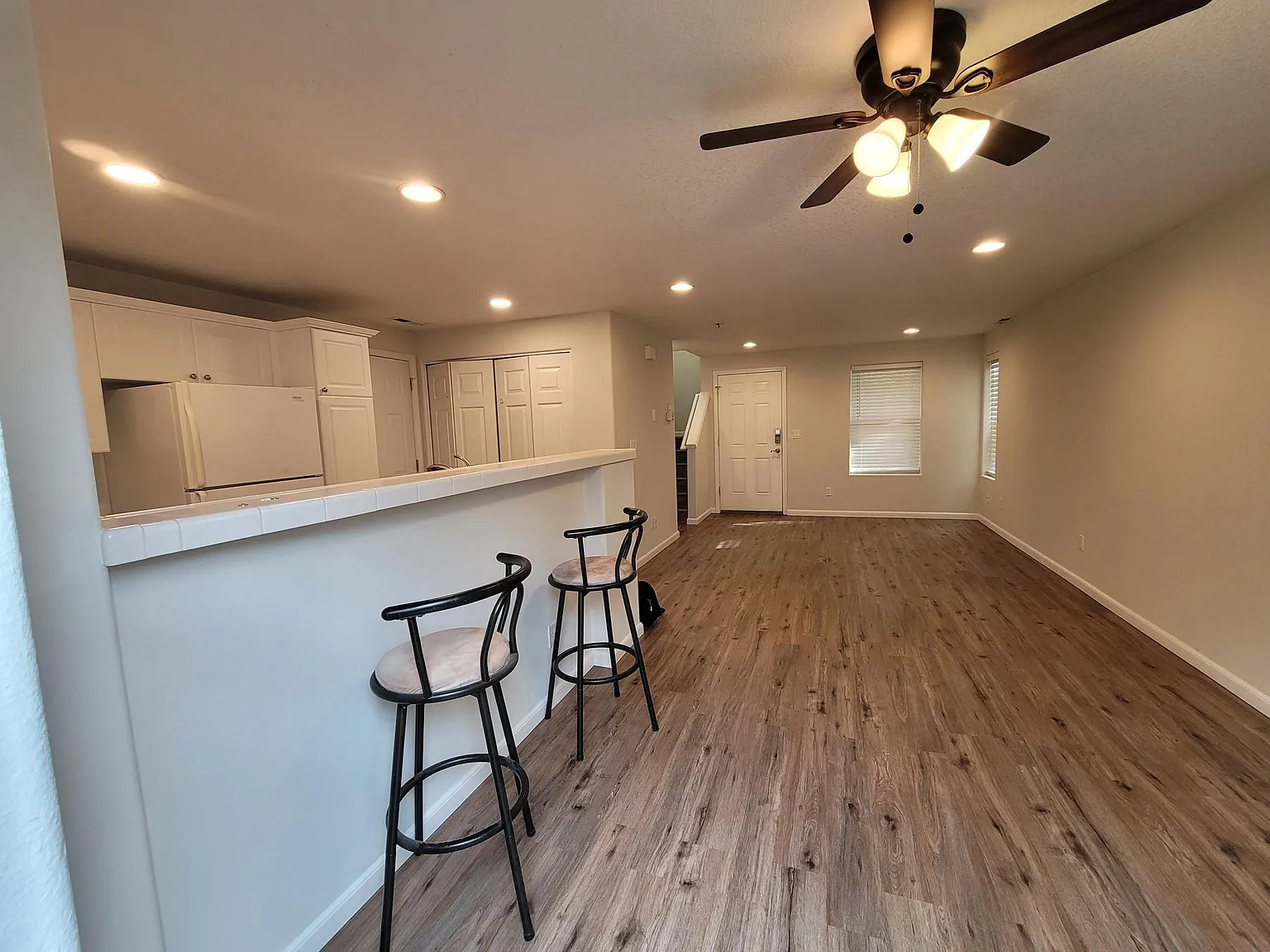 3 bed, 2.5 bath, 1322 sqft, $2,250 — Photo 3