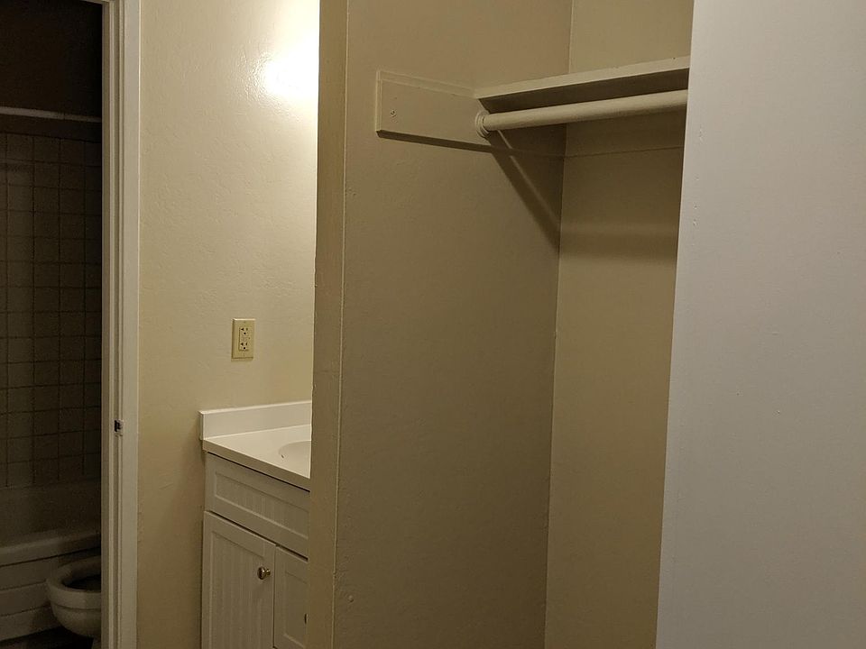 1st image of 523 Walker Dr