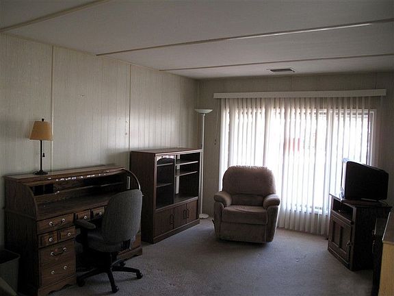 Rolltop, lazyboy, 2 TV's included