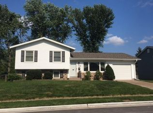 3121 Greenbrier Dr, Bettendorf, IA