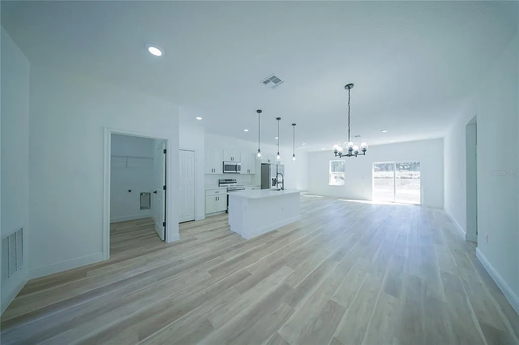 4 bed, 3.0 bath, 1865 sqft, $1,900 — Photo 2