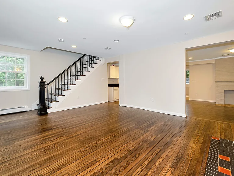 181 Washington St — Photo 16