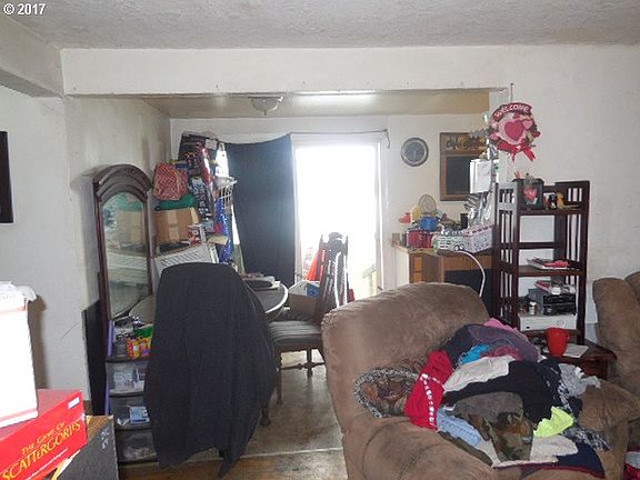 4th image of 450 SW Dennis Ave