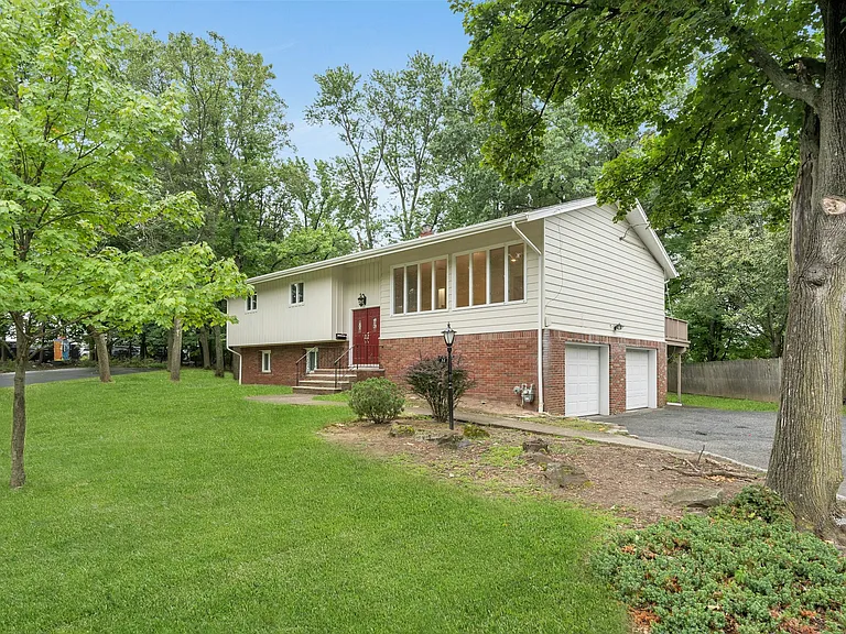 32 Rock Rd — Photo 2