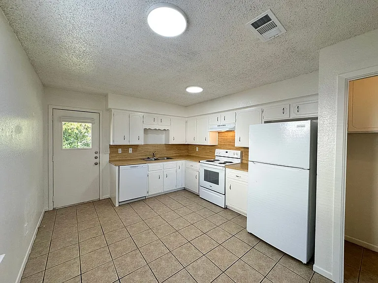 219 E Beeline Ln — Photo 5
