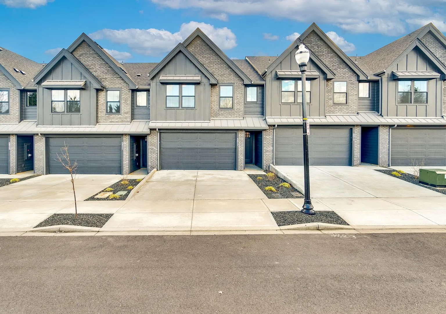 Luxury Townhome for Lease at the Courtyards at Hidden Crest - 6817 NE 131st Way — Photo 1