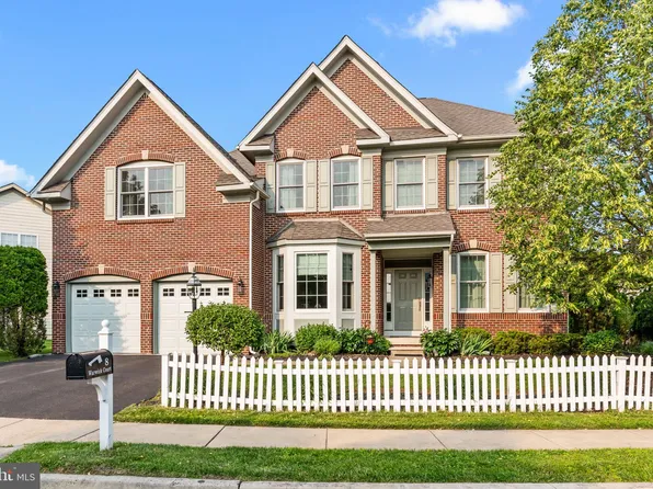 8 Warwick Ct, Newtown, PA 18940