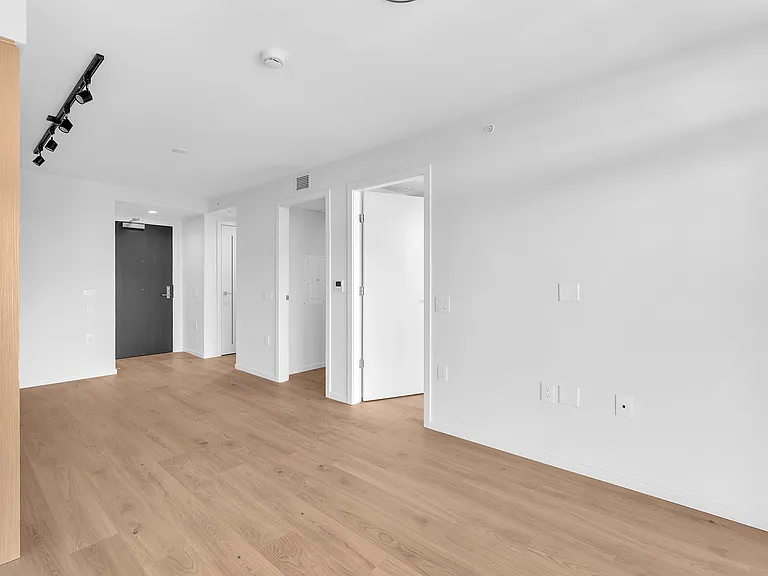 2729 Kingsway #7XX — Photo 5