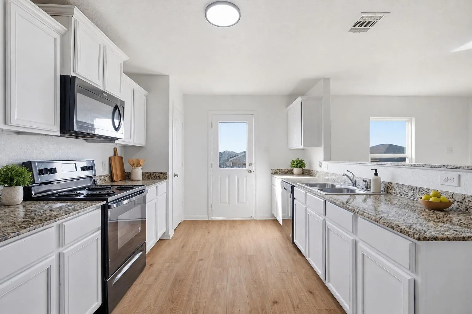 3 bed, 2.5 bath, 1477 sqft, $1,775 — Photo 2
