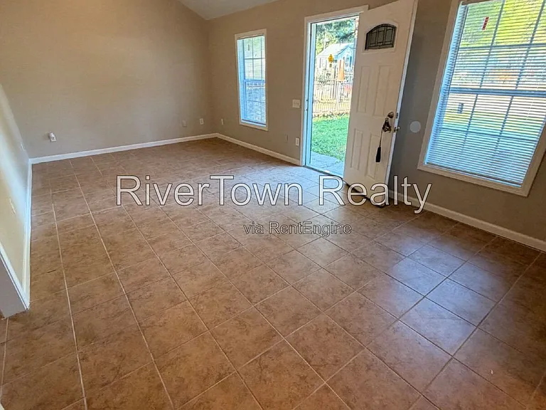1102 Maria St — Photo 2