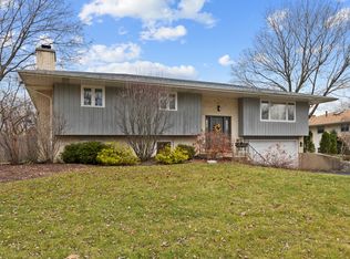 15194 W Redwood Ln, Libertyville, IL 60048