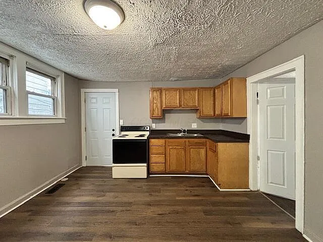 768 N Dawson Ave — Photo 3