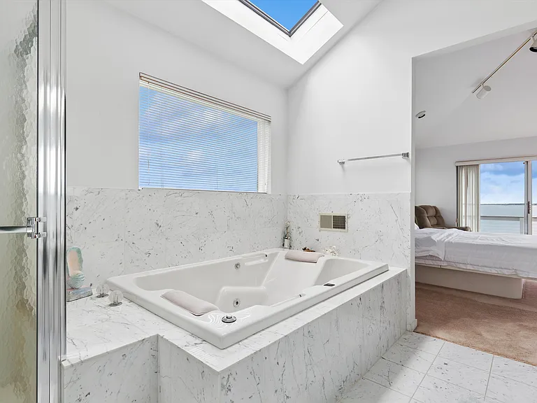 135 Edgemere Dr — Photo 30