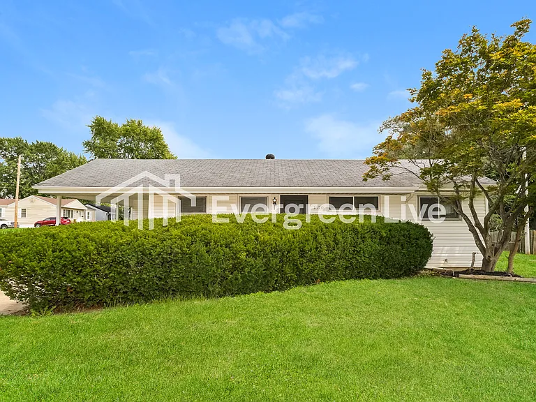 1820 Clover Ln — Photo 1