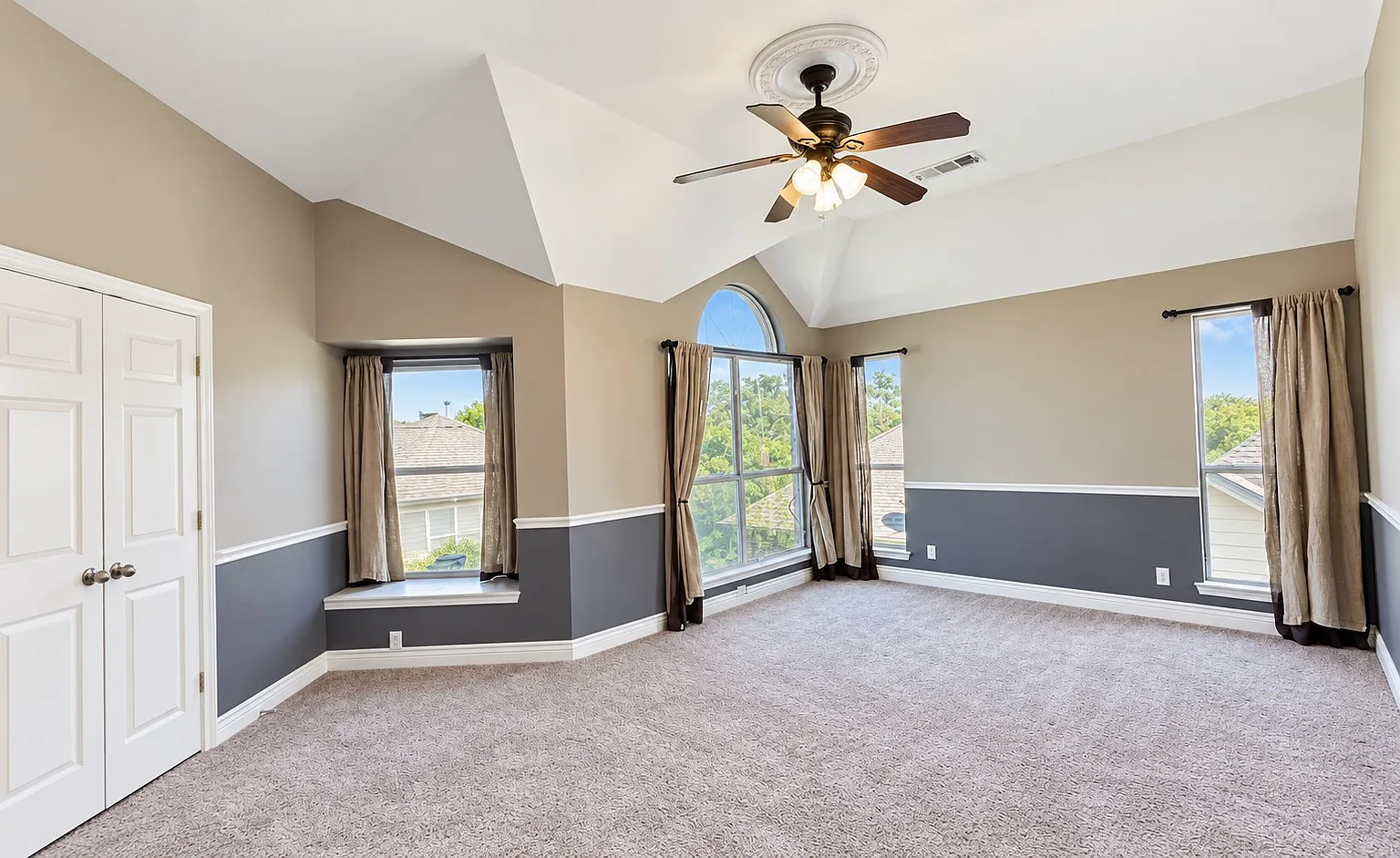 4 bed, 2.5 bath, 2990 sqft, $2,695 — Photo 4