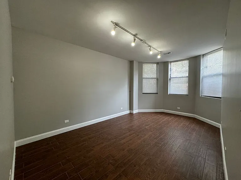 5400-02 N Winthrop Ave — Photo 2