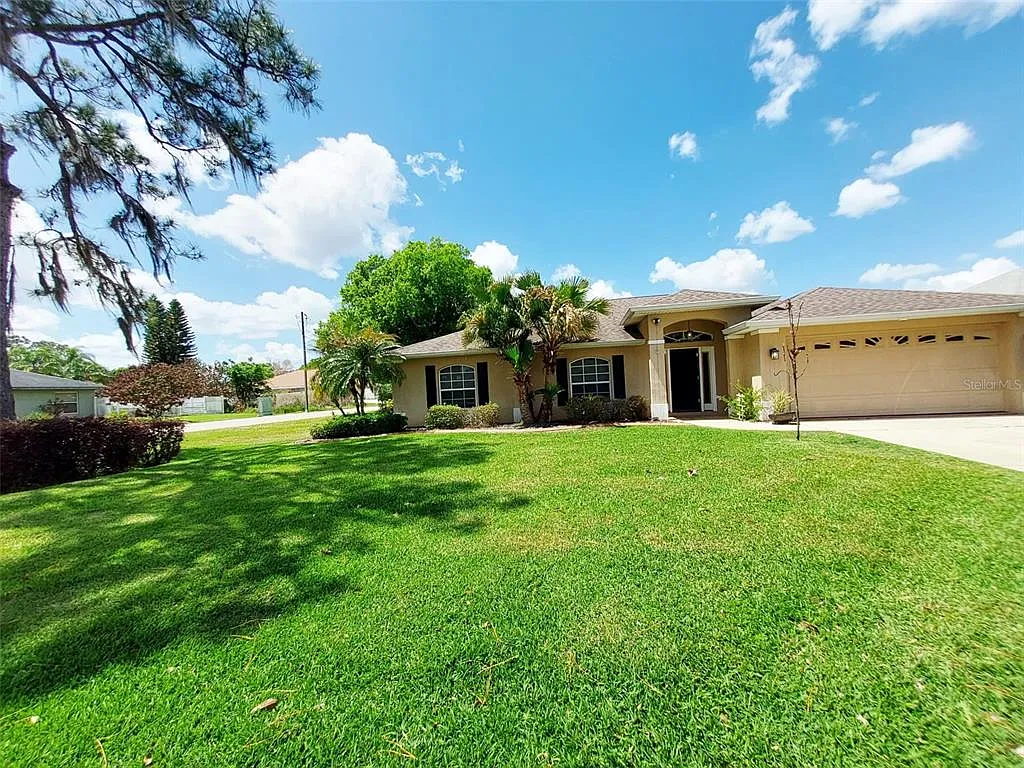 3 bed, 2.0 bath, 1796 sqft, $2,200 — Photo 2