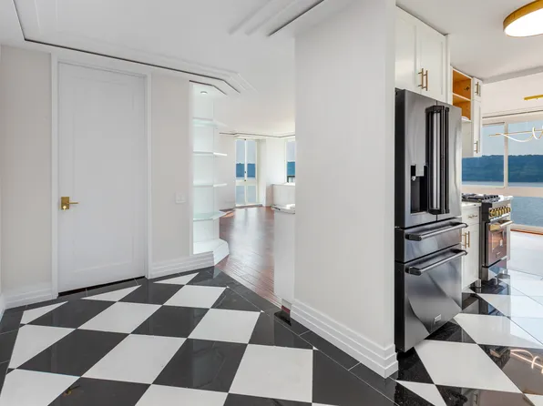 2521 Palisade Avenue image 15 of 25