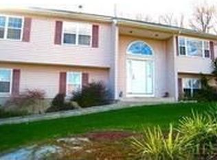 117 Dahlia Dr, Mahopac, NY 10541