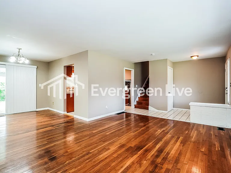 2644 Queensway Dr — Photo 4