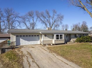 1825 Broadview Ct, Ely, IA 52227