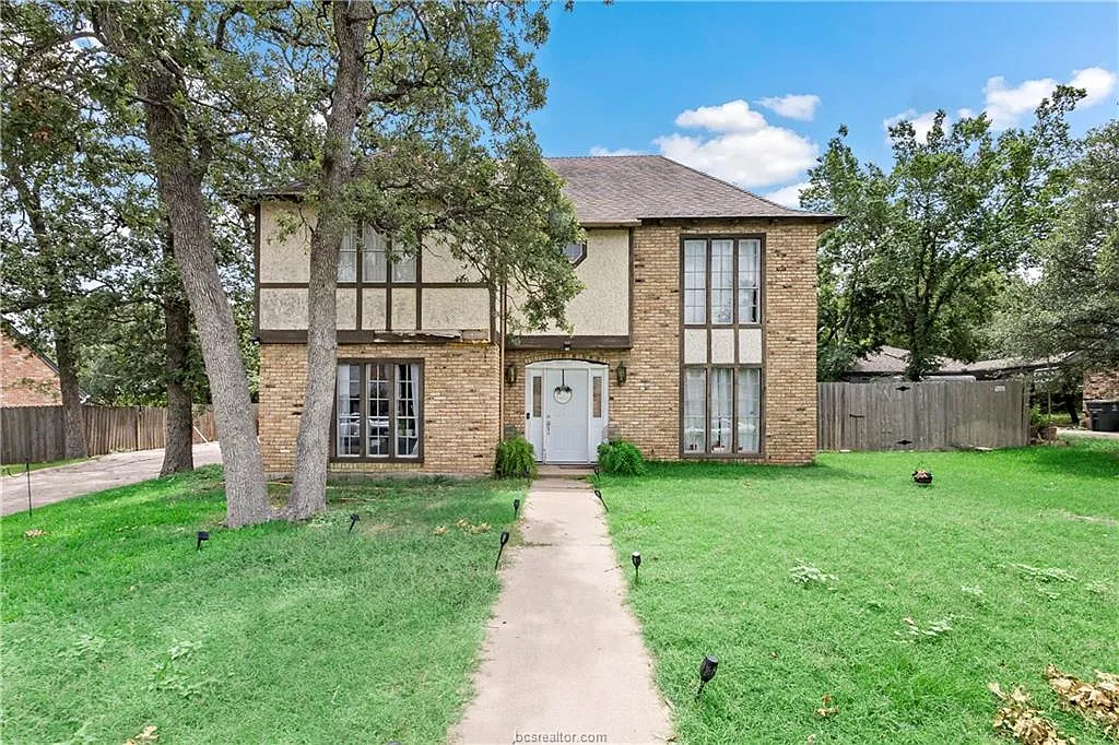 4 bed, 2.5 bath, 2578 sqft, $2,300 — Photo 1