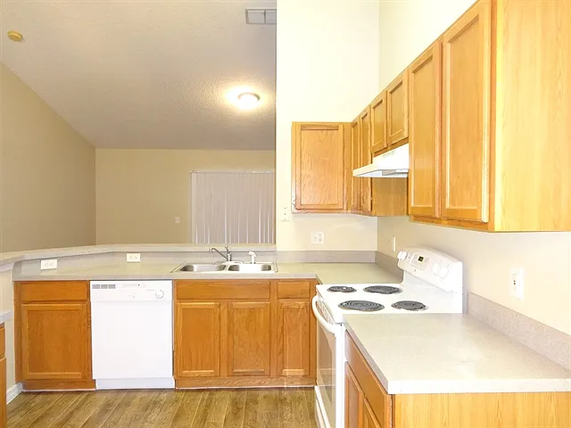 3 bed, 2.0 bath, 1311 sqft, $2,395 — Photo 2
