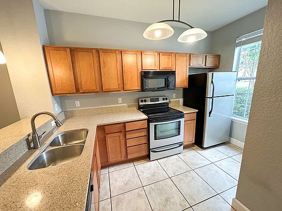 5th image of 2508 SW 35th Pl APT 137