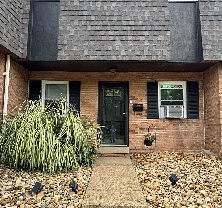 1st image of 321 Thompson St