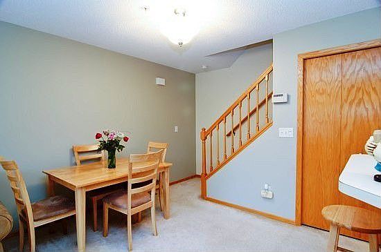 Breakfast bar & dining area