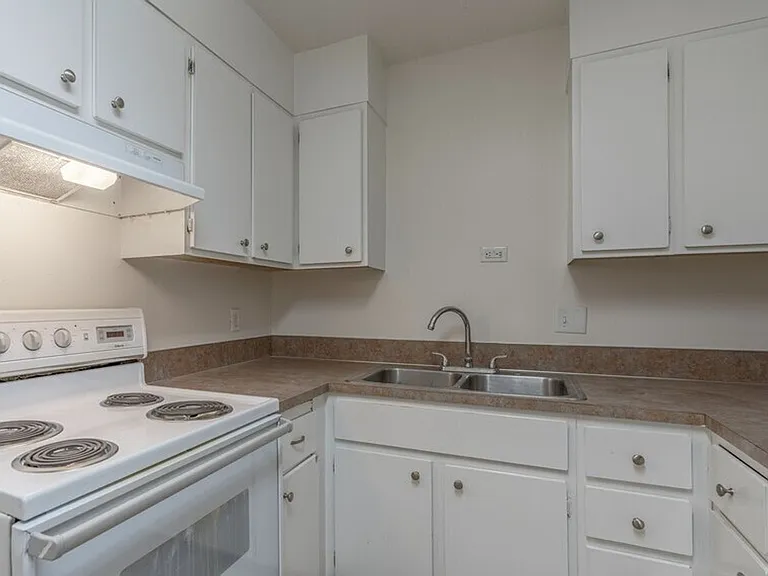 Riviera Apartments — Photo 11