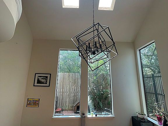 Dining room/skylights/window