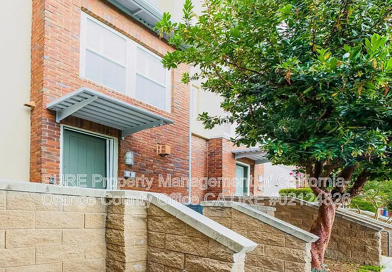 6 Midtown Dr — Photo 1