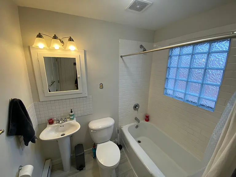 Bathroom w/ Tiled Shower