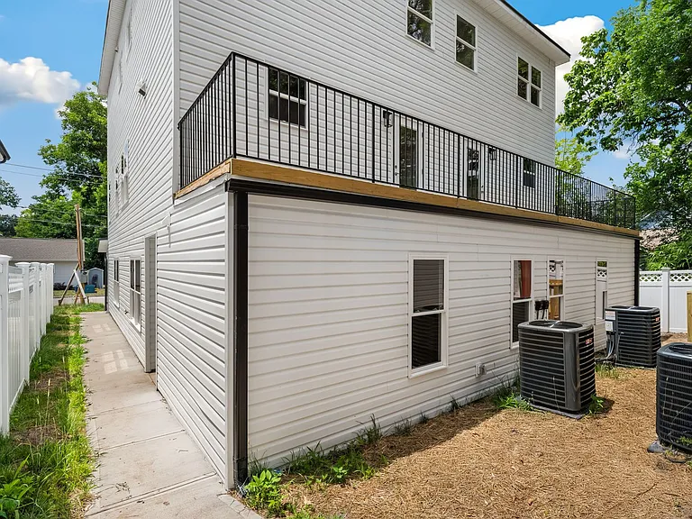 711 Gerard St #A — Photo 25
