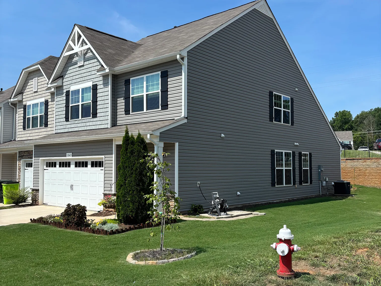 3 bed, 2.5 bath, 2000 sqft, $2,050 — Photo 2
